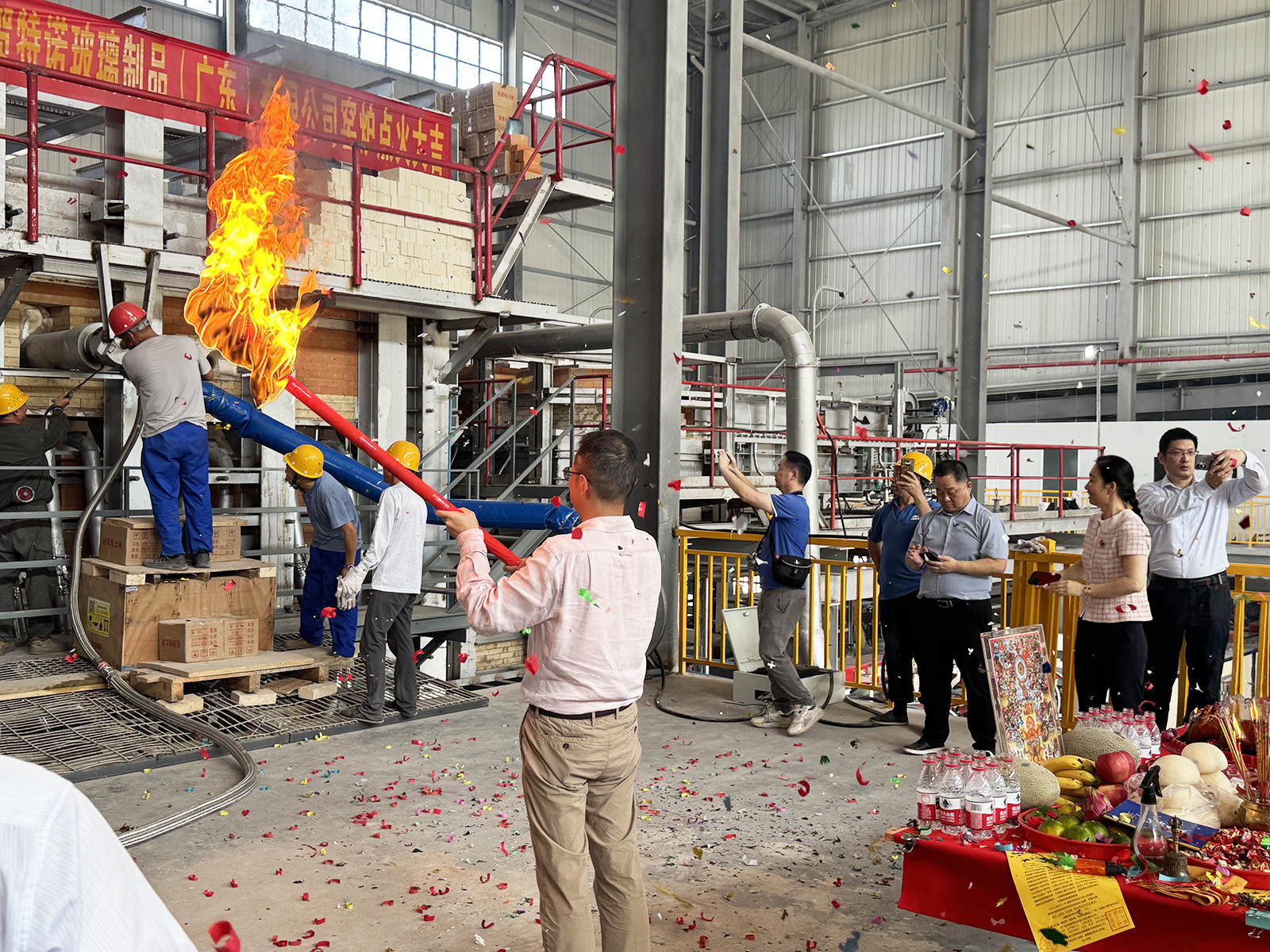 Laatste bedrijfsblogs BELLECRAFT GLASS verwarmt met succes 30 T/D cosmetische flessen in Guangdong